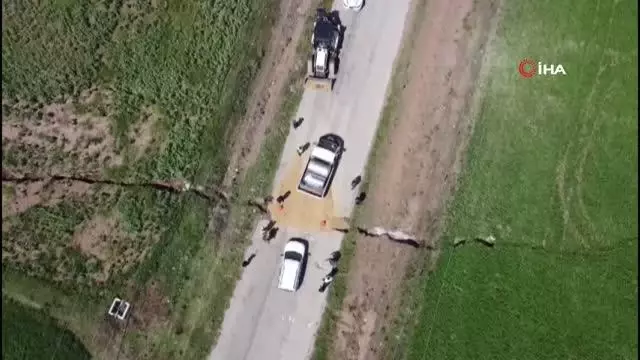 Çöken ve yarıklar oluşan yolda faciadan dönüldü Çöken ve yarıklar oluşan yolda faciadan dönüldü