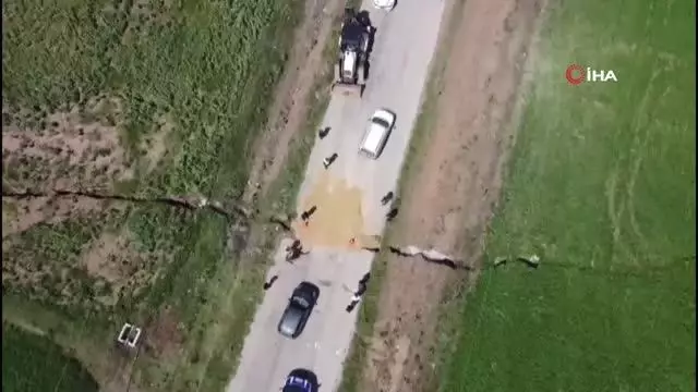 Çöken ve yarıklar oluşan yolda faciadan dönüldü Çöken ve yarıklar oluşan yolda faciadan dönüldü