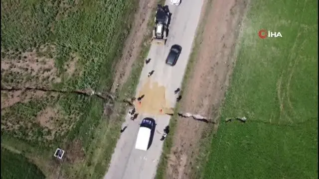 Çöken ve yarıklar oluşan yolda faciadan dönüldü Çöken ve yarıklar oluşan yolda faciadan dönüldü