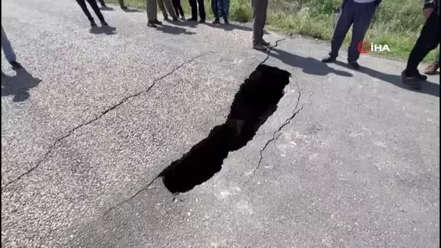 Çöken ve yarıklar oluşan yolda faciadan dönüldü Çöken ve yarıklar oluşan yolda faciadan dönüldü