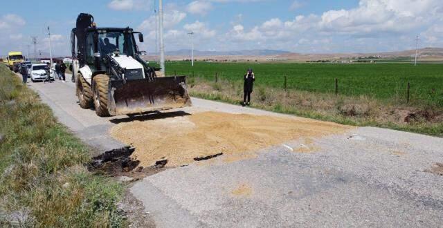 Deprem bölgesi Afyon'da 1 kilometre uzunluğunda yarık oluştu Deprem bölgesi Afyon'da 1 kilometre uzunluğunda yarık oluştu