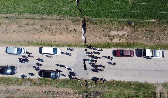 Deprem bölgesi Afyon'da 1 kilometre uzunluğunda yarık oluştu Deprem bölgesi Afyon'da 1 kilometre uzunluğunda yarık oluştu