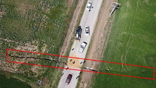 Deprem bölgesi Afyon'da 1 kilometre uzunluğunda yarık oluştu Deprem bölgesi Afyon'da 1 kilometre uzunluğunda yarık oluştu