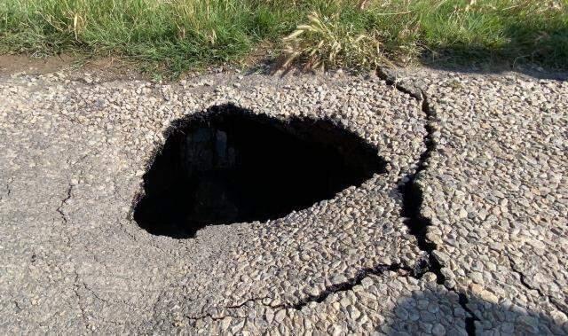 Deprem bölgesi Afyon'da 1 kilometre uzunluğunda yarık oluştu Deprem bölgesi Afyon'da 1 kilometre uzunluğunda yarık oluştu