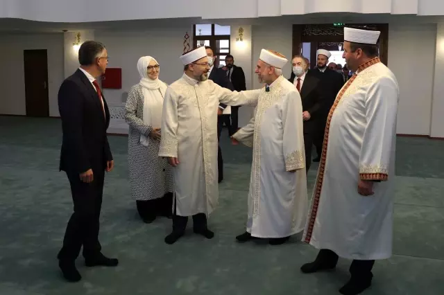 Diyanet İşleri Başkanı Erbaş, Bulgaristan'ın Kırcaali şehrindeki camileri ziyaret etti