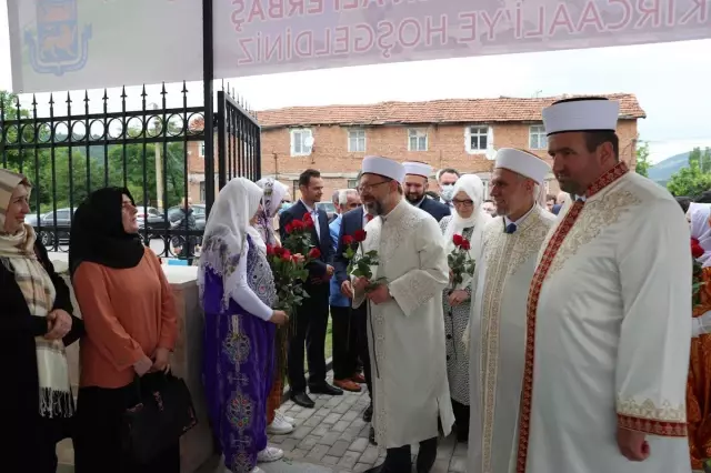 Diyanet İşleri Başkanı Erbaş, Bulgaristan'ın Kırcaali şehrindeki camileri ziyaret etti
