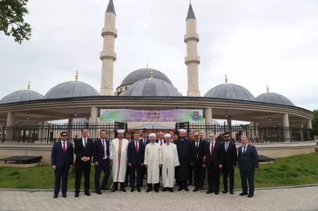 Diyanet İşleri Başkanı Erbaş, Bulgaristan'ın Kırcaali şehrindeki camileri ziyaret etti