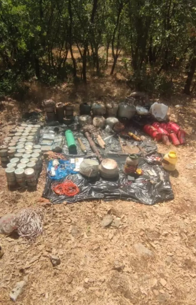 Diyarbakır'da narko terör operasyonunda, uyuşturucu, mühimmat ve el yapımı patlayıcı ele geçirildi Diyarbakır'da narko terör operasyonunda, uyuşturucu, mühimmat ve el yapımı patlayıcı ele geçirildi