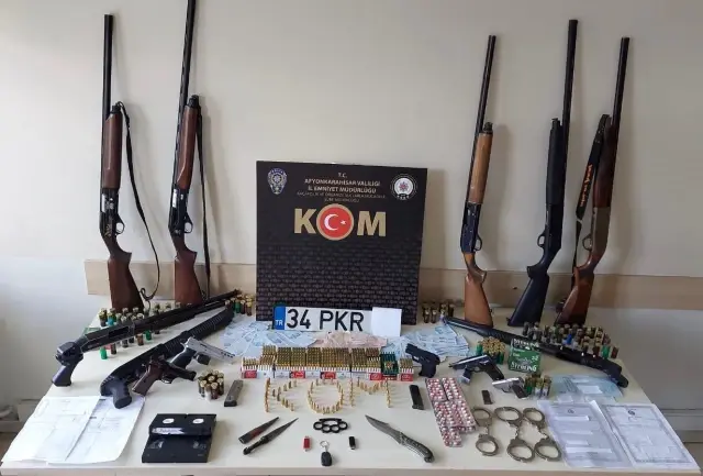 AFYONKARAHİSAR - Elebaşılığını Sedat Peker'in yaptığı suç örgütüne yönelik operasyonda 2 zanlı tutuklandı AFYONKARAHİSAR - Elebaşılığını Sedat Peker'in yaptığı suç örgütüne yönelik operasyonda 2 zanlı tutuklandı
