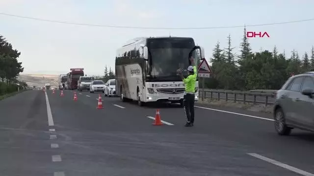 ESKİŞEHİR TIR'A ÇARPAN ARAÇTAKİ ANNE VE KIZI ÖLDÜ, BABA VE 2 OĞLU YARALANDI ESKİŞEHİR TIR'A ÇARPAN ARAÇTAKİ ANNE VE KIZI ÖLDÜ, BABA VE 2 OĞLU YARALANDI