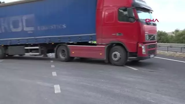 ESKİŞEHİR TIR'A ÇARPAN ARAÇTAKİ ANNE VE KIZI ÖLDÜ, BABA VE 2 OĞLU YARALANDI ESKİŞEHİR TIR'A ÇARPAN ARAÇTAKİ ANNE VE KIZI ÖLDÜ, BABA VE 2 OĞLU YARALANDI