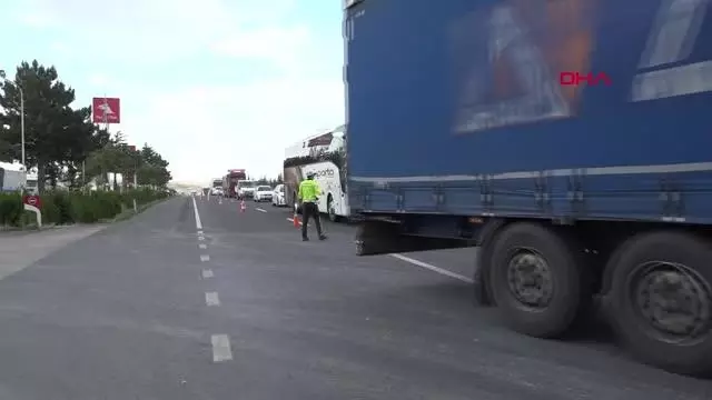 ESKİŞEHİR TIR'A ÇARPAN ARAÇTAKİ ANNE VE KIZI ÖLDÜ, BABA VE 2 OĞLU YARALANDI ESKİŞEHİR TIR'A ÇARPAN ARAÇTAKİ ANNE VE KIZI ÖLDÜ, BABA VE 2 OĞLU YARALANDI