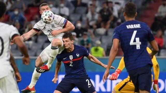 EURO 2020'de yürekler yine ağza geldi! Pavard'ın yerde kaldığı an herkesi tedirgin etti EURO 2020'de yürekler yine ağza geldi! Pavard'ın yerde kaldığı an herkesi tedirgin etti