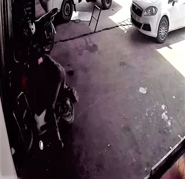 Gaz teli takılı kalan motosiklet, sürücüsünü böyle sürükledi