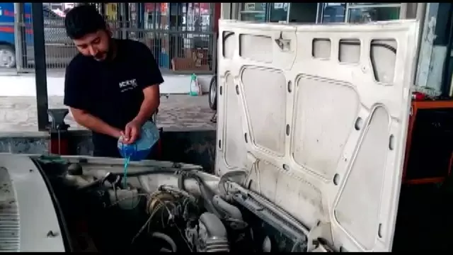Gaz teli takılı kalan motosiklet, sürücüsünü böyle sürükledi