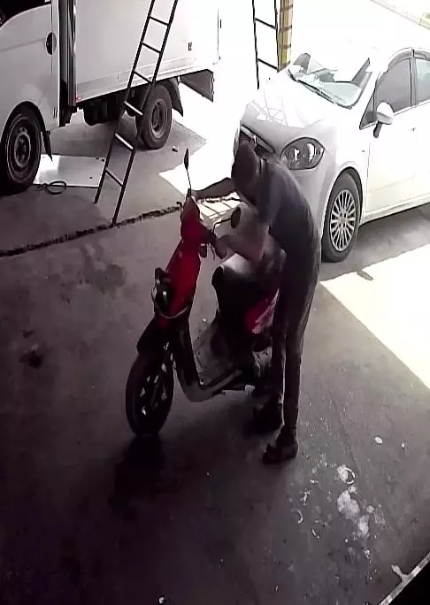 Gaz teli takılı kalan motosiklet, sürücüsünü böyle sürükledi