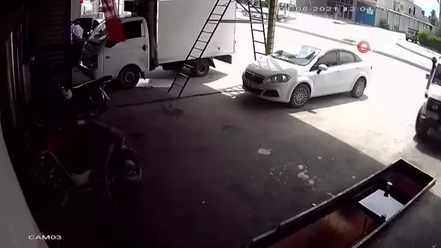 Gaz teli takılı kalan motosiklet, sürücüsünü böyle sürükledi Gaz teli takılı kalan motosiklet, sürücüsünü böyle sürükledi