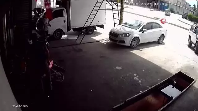 Gaz teli takılı kalan motosiklet, sürücüsünü böyle sürükledi