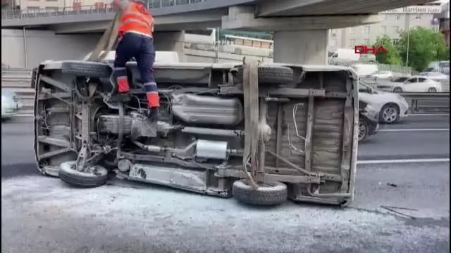 GAZİOSMANPAŞA'DA SERVİS MİNİBÜSÜYLE ÇARPIŞAN PANELVAN MİNİBÜSÜN SÜRÜCÜSÜ YARALANDI