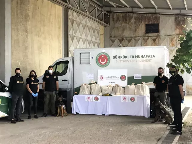 Gümrük Muhafaza ekiplerince çelik kasalarda 304 kilo uyuşturucu ele geçirildi Gümrük Muhafaza ekiplerince çelik kasalarda 304 kilo uyuşturucu ele geçirildi