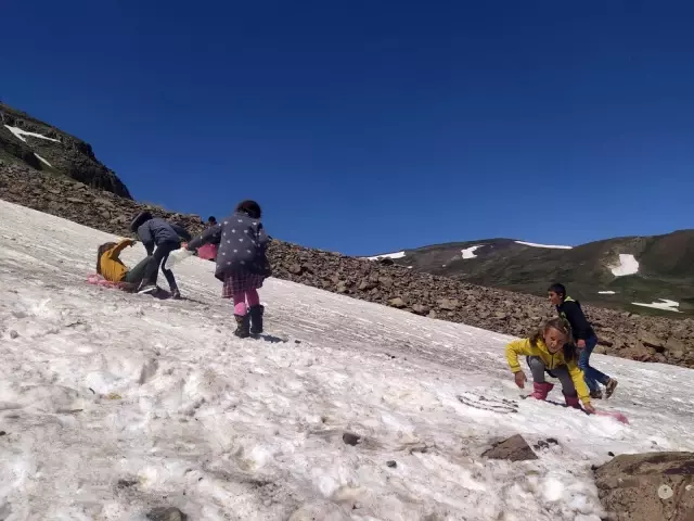 Iğdırlı miniklerin Haziran ayında kartopu ve kayak keyfi Iğdırlı miniklerin Haziran ayında kartopu ve kayak keyfi