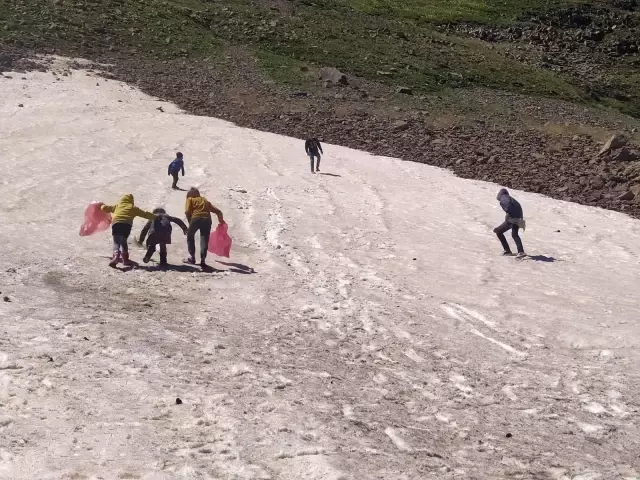 Iğdırlı miniklerin Haziran ayında kartopu ve kayak keyfi Iğdırlı miniklerin Haziran ayında kartopu ve kayak keyfi