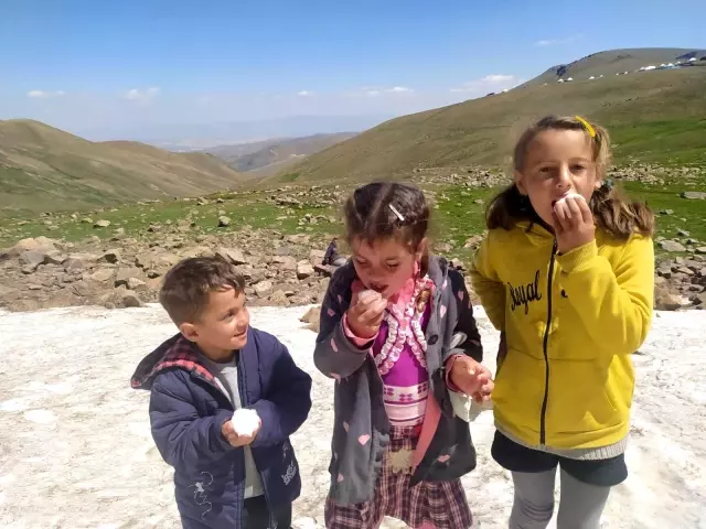 Iğdırlı miniklerin Haziran ayında kartopu ve kayak keyfi Iğdırlı miniklerin Haziran ayında kartopu ve kayak keyfi