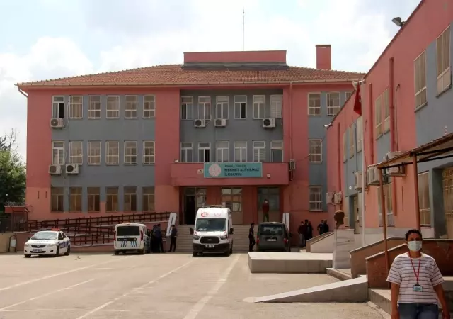 4 gündür kayıp olan gencin çürümeye yüz tutmuş cansız bedeni okul bahçesinde bulundu 4 gündür kayıp olan gencin çürümeye yüz tutmuş cansız bedeni okul bahçesinde bulundu