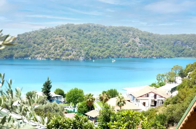 İşadamı Dr. Murat Çelik'in Ölüdeniz'de ortak olduğu Club Hotel Meri, sezonun ilk misafirlerini ağırladı