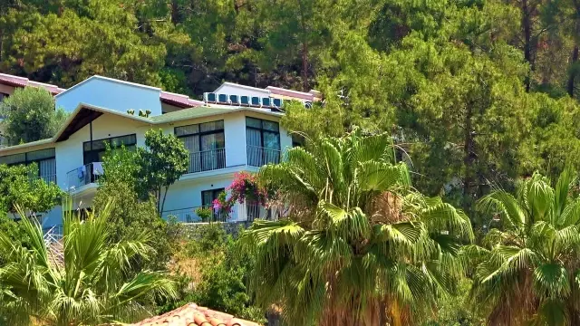 İşadamı Dr. Murat Çelik'in Ölüdeniz'de ortak olduğu Club Hotel Meri, sezonun ilk misafirlerini ağırladı