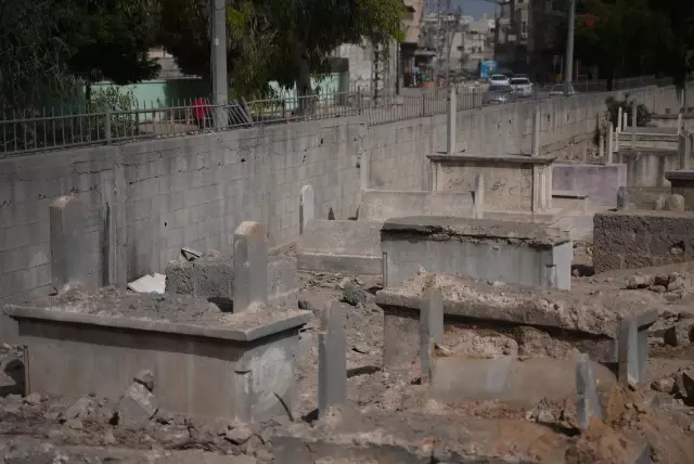 İsrail Filistinlileri mezarlarında bile rahat bırakmadı