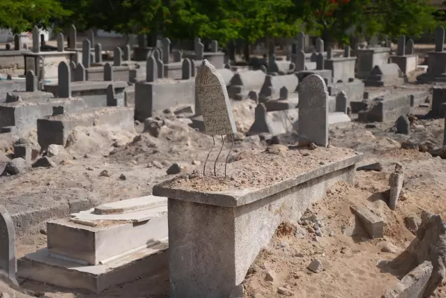İsrail Filistinlileri mezarlarında bile rahat bırakmadı