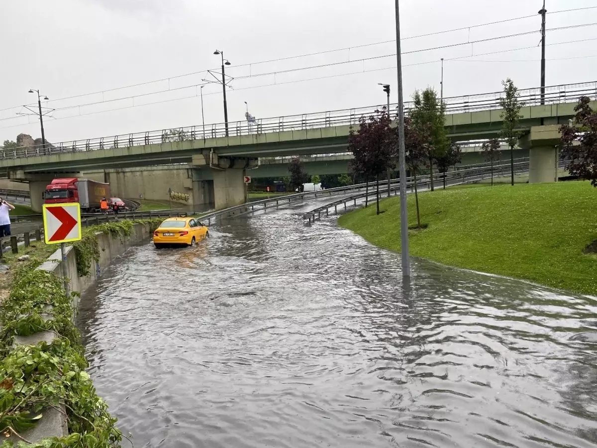 İstanbul'da aniden bastıran yağmurda Topkapı Varyant altı sular altında kaldı