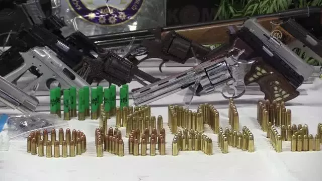 Son dakika haberleri: İzmir merkezli silah kaçakçılığı operasyonunda 17 şüpheli yakalandı (2)