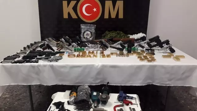 İzmir merkezli yasa dışı silah ticareti operasyonu: 17 gözaltı