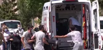 Pendik: Kadın kendini yangın merdivenine astı, manzarayı gören ailesi sinir krizi geçirdi Pendik: Kadın kendini yangın merdivenine astı, manzarayı gören ailesi sinir krizi geçirdi