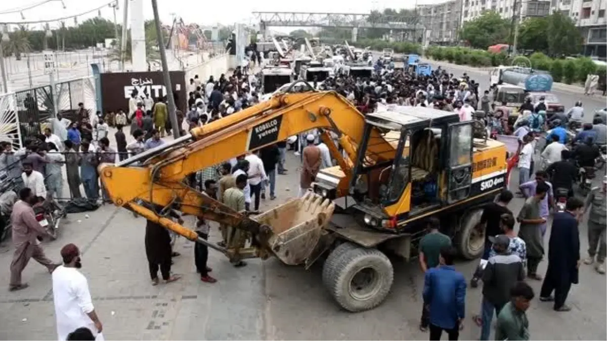 Son dakika haber... Karaçi'de kaçak yapıların yıkılmaması için direnenler polisle çatıştı