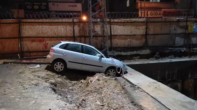 Metro şantiyesinde betona çarpan otomobildeki 2 kişi yaralandı