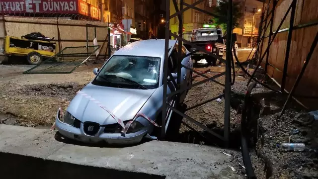 Metro şantiyesinde betona çarpan otomobildeki 2 kişi yaralandı