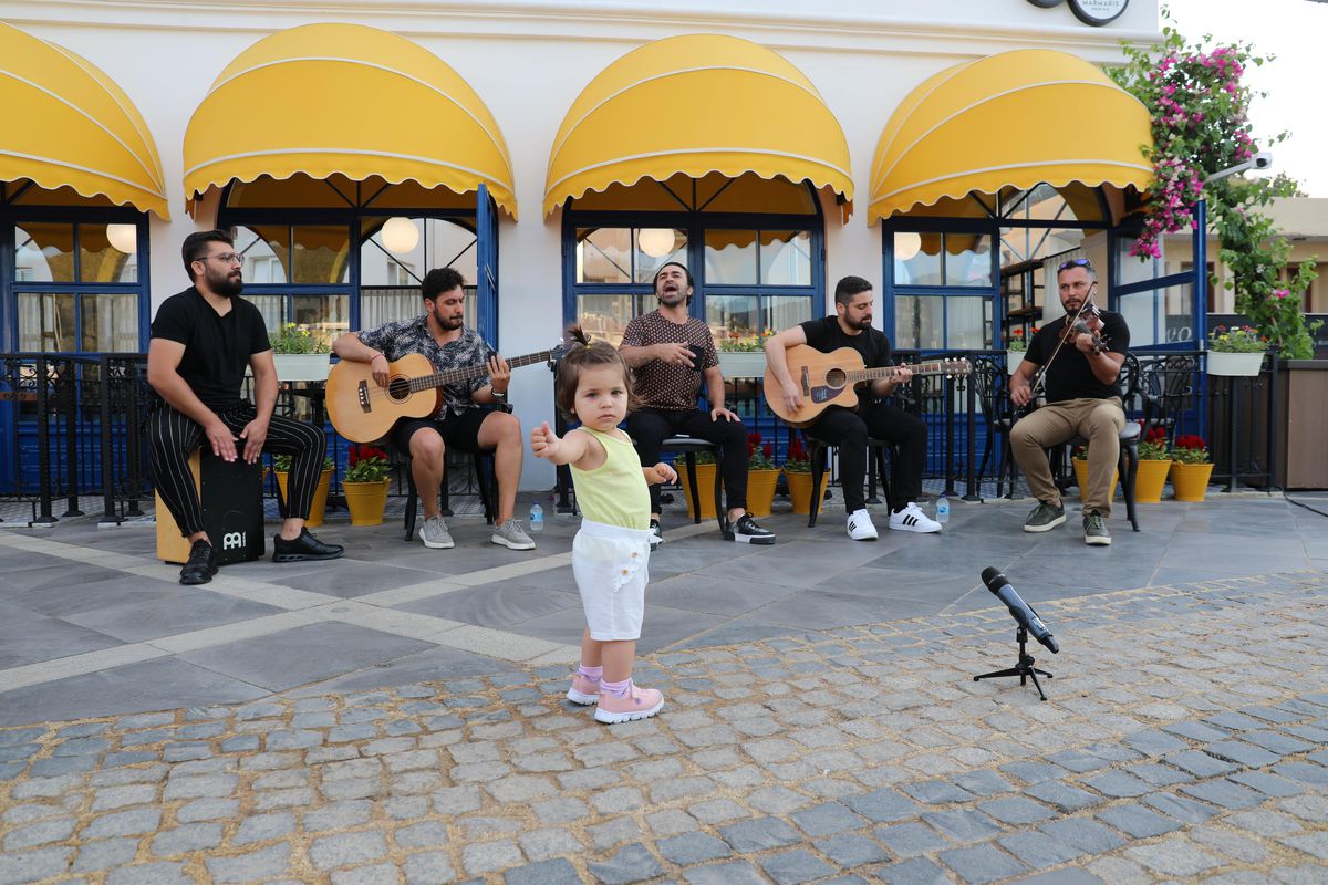 Marmaris'te müzisyenlere destek için organize edilen 'Müzik Susmasın' etkinlikleri başladı