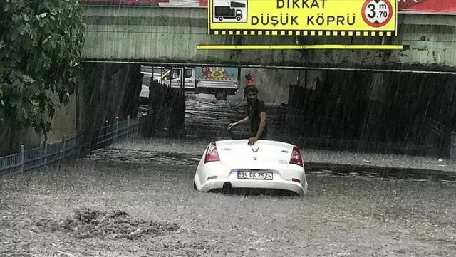 İstanbul sağanak yağışa teslim oldu, Bayrampaşa'da bir araç sular altında kaldı İstanbul sağanak yağışa teslim oldu, Bayrampaşa'da bir araç sular altında kaldı