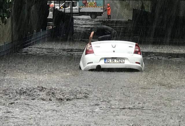 Meteoroloji saat verip uyarmıştı! İstanbul sağanak yağışa teslim oldu, Bayrampaşa'da bir araç sular altında kaldı Meteoroloji saat verip uyarmıştı! İstanbul sağanak yağışa teslim oldu, Bayrampaşa'da bir araç sular altında kaldı