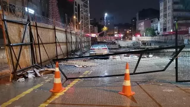 Metro şantiyesinde betona çarpan otomobildeki 2 kişi yaralandı Metro şantiyesinde betona çarpan otomobildeki 2 kişi yaralandı