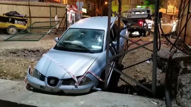 Metro şantiyesinde betona çarpan otomobildeki 2 kişi yaralandı