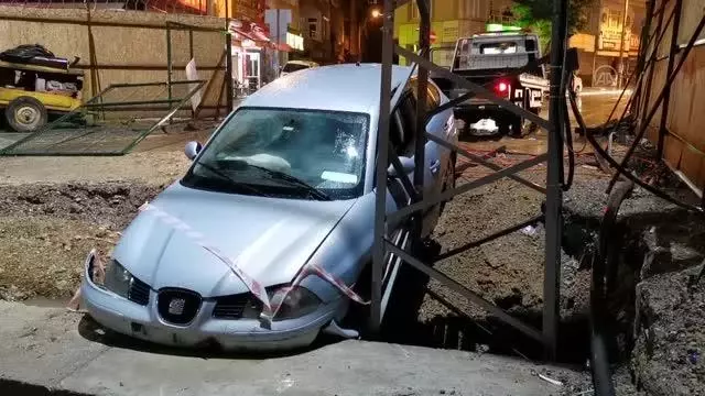 Metro şantiyesinde betona çarpan otomobildeki 2 kişi yaralandı