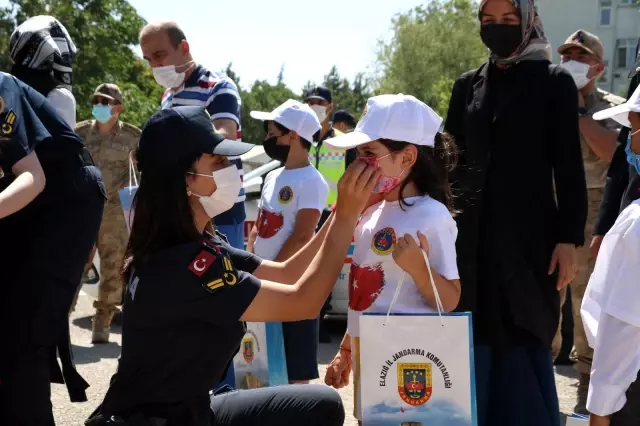 Minik öğrencilerden jandarmaya anlamlı ziyaret