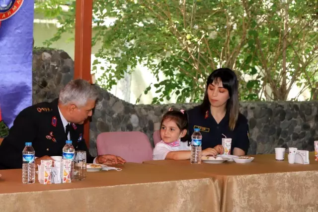 Minik öğrencilerden jandarmaya anlamlı ziyaret