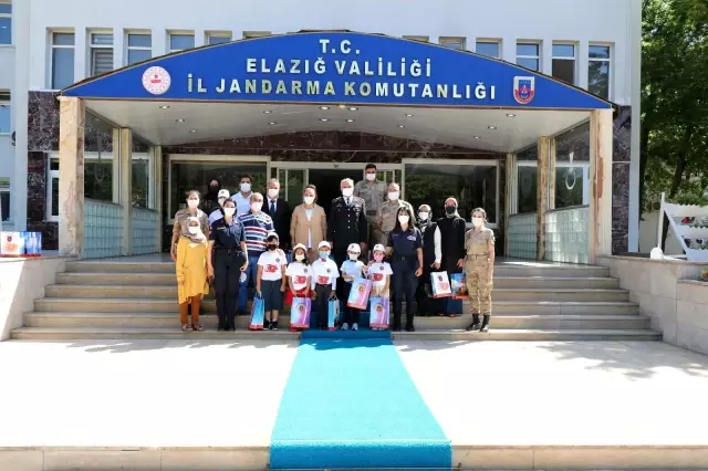 Minik öğrencilerden jandarmaya anlamlı ziyaret