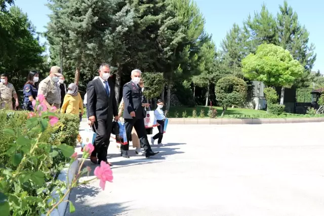Minik öğrencilerden jandarmaya anlamlı ziyaret