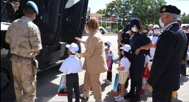 Minik öğrencilerden jandarmaya anlamlı ziyaret